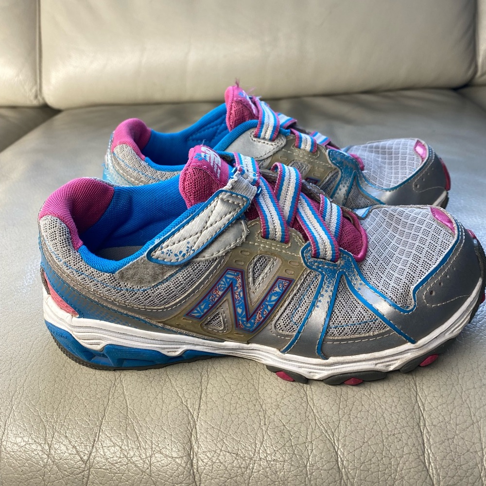 New Balance 689 Athletic Shoes Girls Size US 4 Gray Blue Sneakers